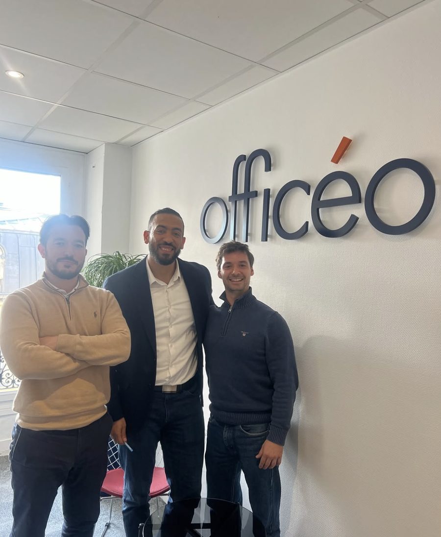 Chouaib Rahmouni avec deux participants devant le logo Officéo