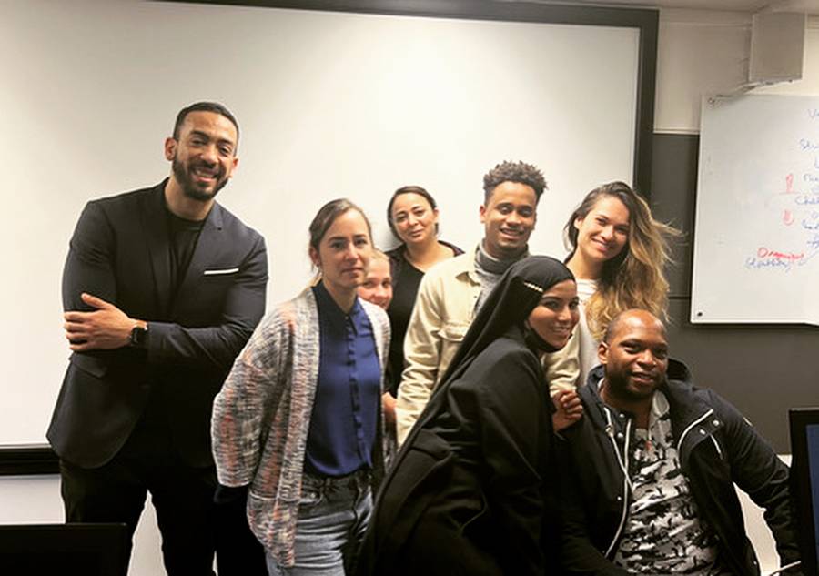 Chouaib Rahmouni avec un groupe étudiant